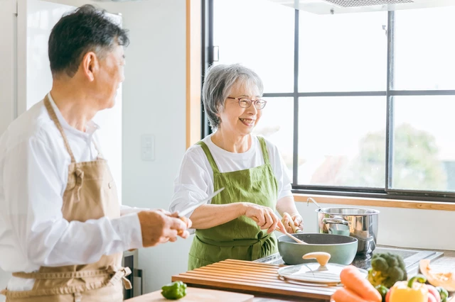 料理をするシニア夫婦
