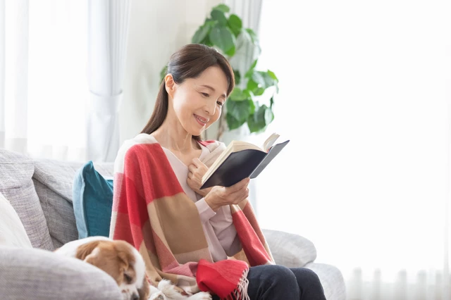 読書するシニア女性
