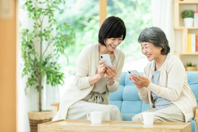 シニア女性とその娘