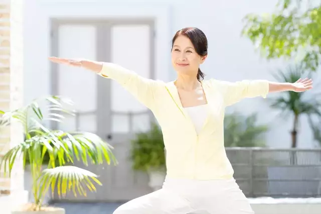 スポーツをするシニア女性