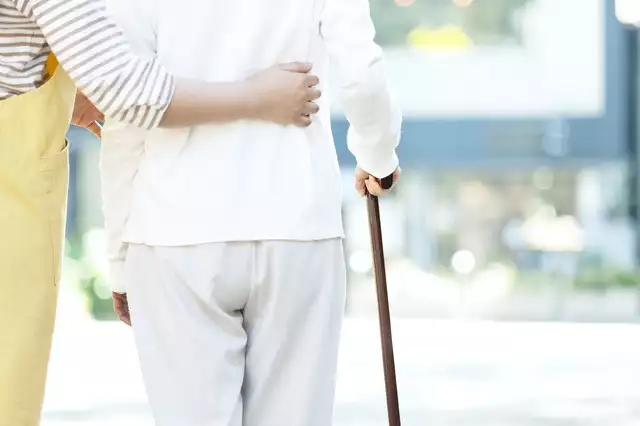 介助されるシニア