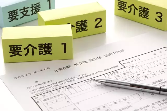 pixta_92572285_S.jpg 介護保険制度のイメージ