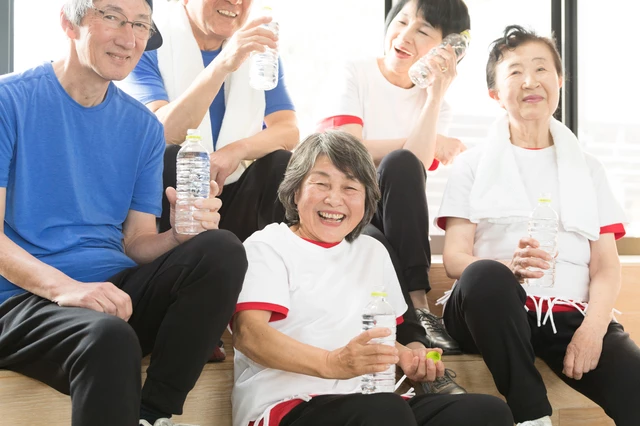 pixta_38910183_S.jpg 運動の合間の人たち
