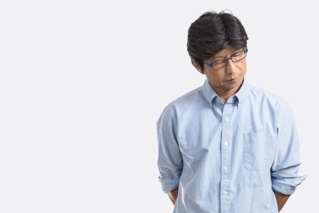 悩むミドル男性
