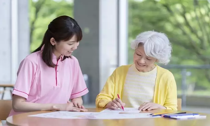 MySCUE記事　認知症ケア　回想法　絵を描く