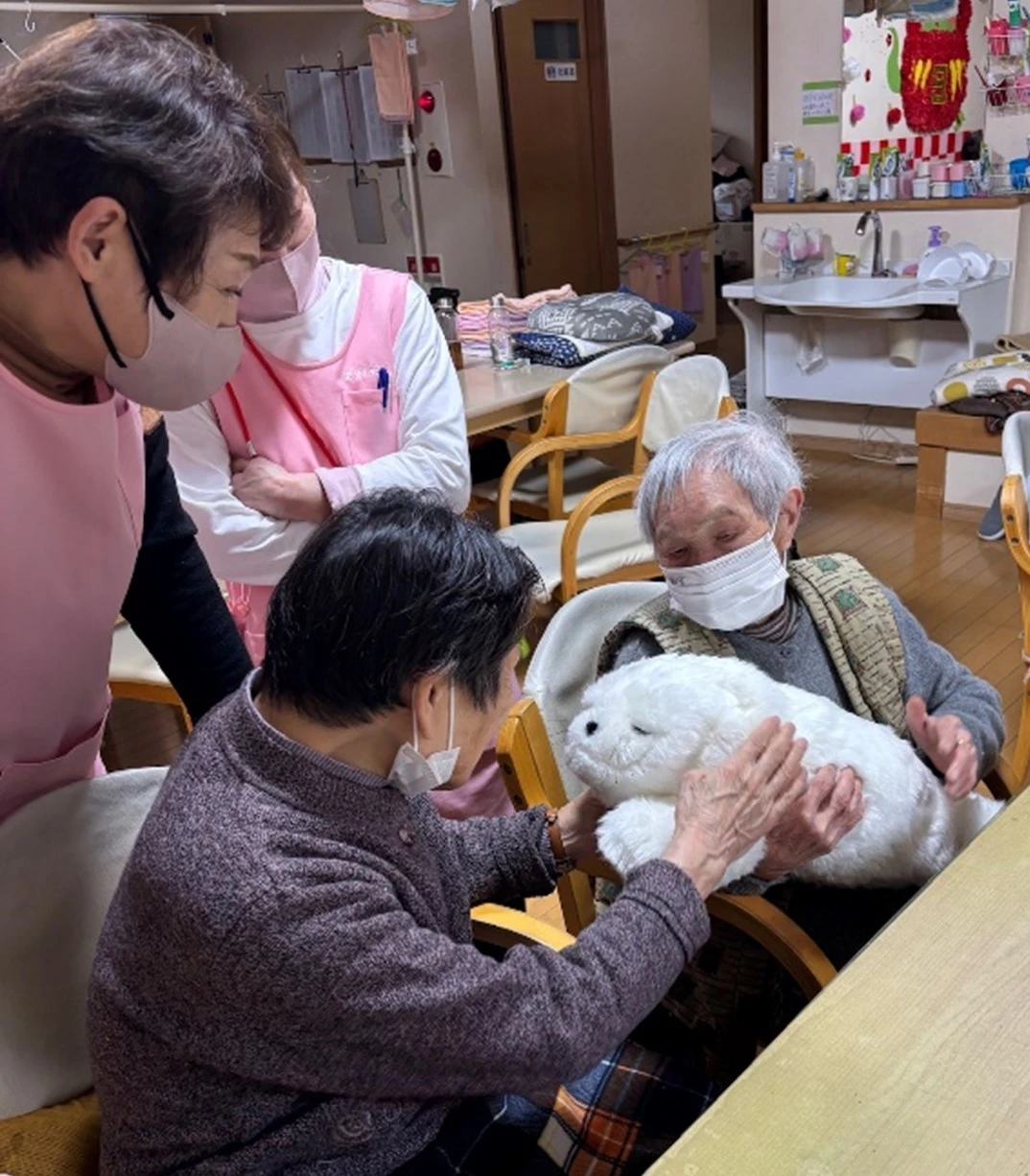 能登半島の高齢者施設でのパロ