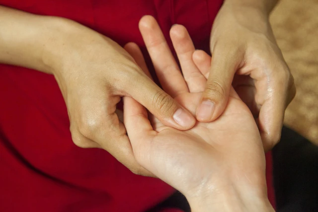 MySCUE記事　認知症ケア　ハンドマッサージ