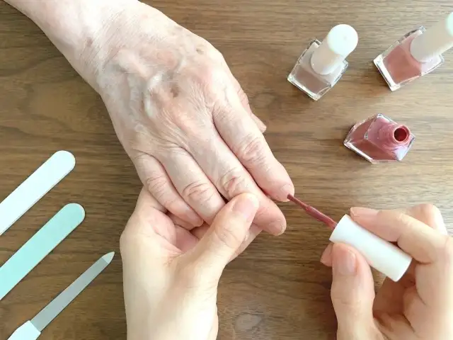 MySCUE記事　認知症ケア　ネイルケア