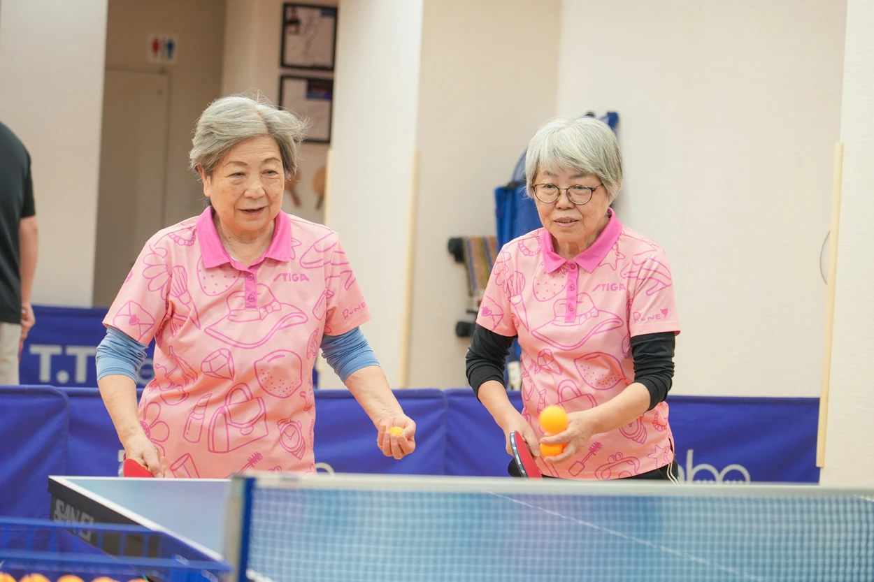 ラージボールを楽しむシニア女性