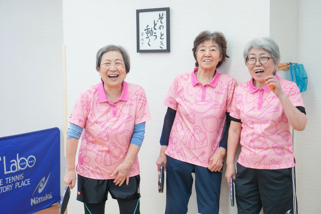 ラージボールを楽しむシニア女性