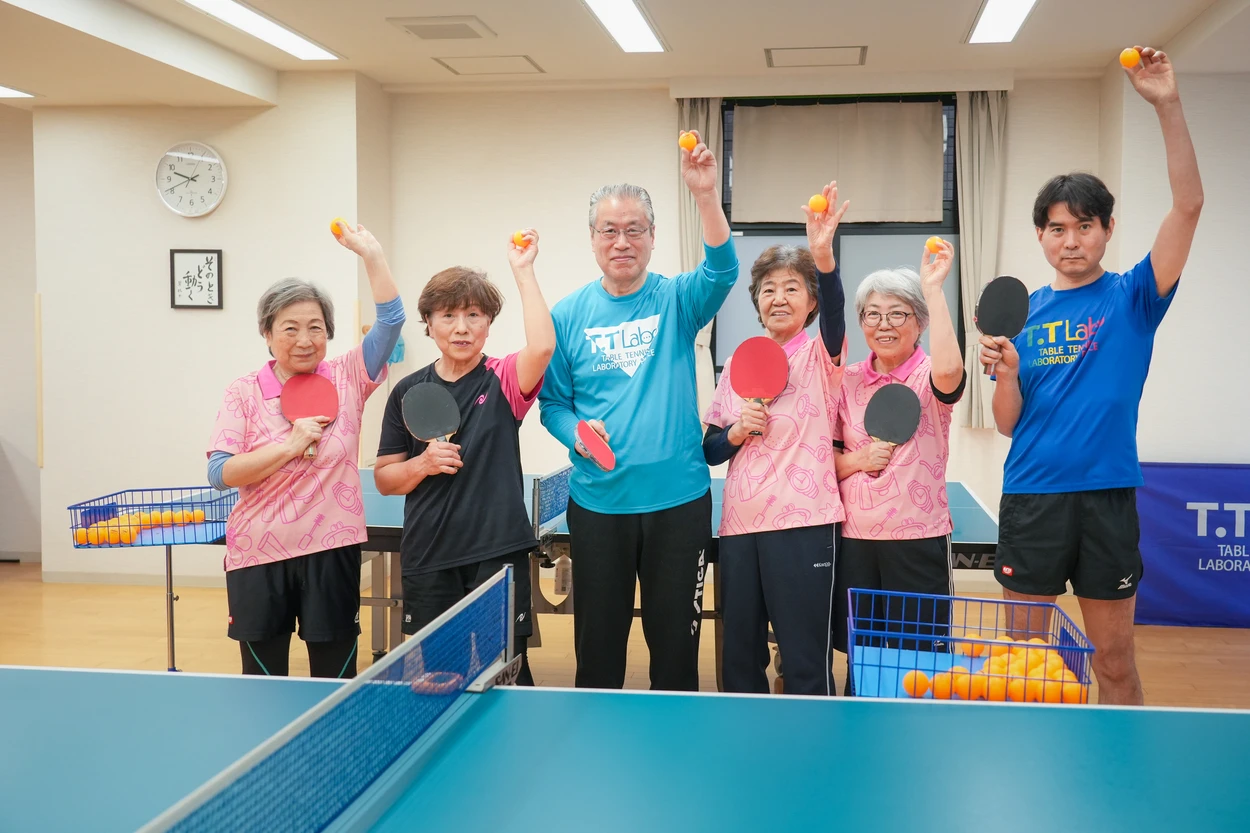 ラージボールを楽しむシニアたち