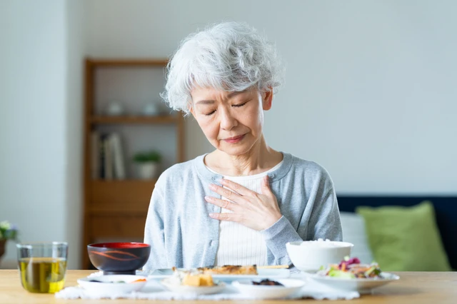 pixta_88335868_S.jpg 食欲不振のシニア