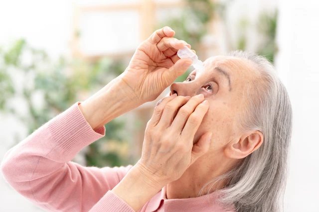 pixta_114116891_S.jpg 点眼薬をさすシニア女性