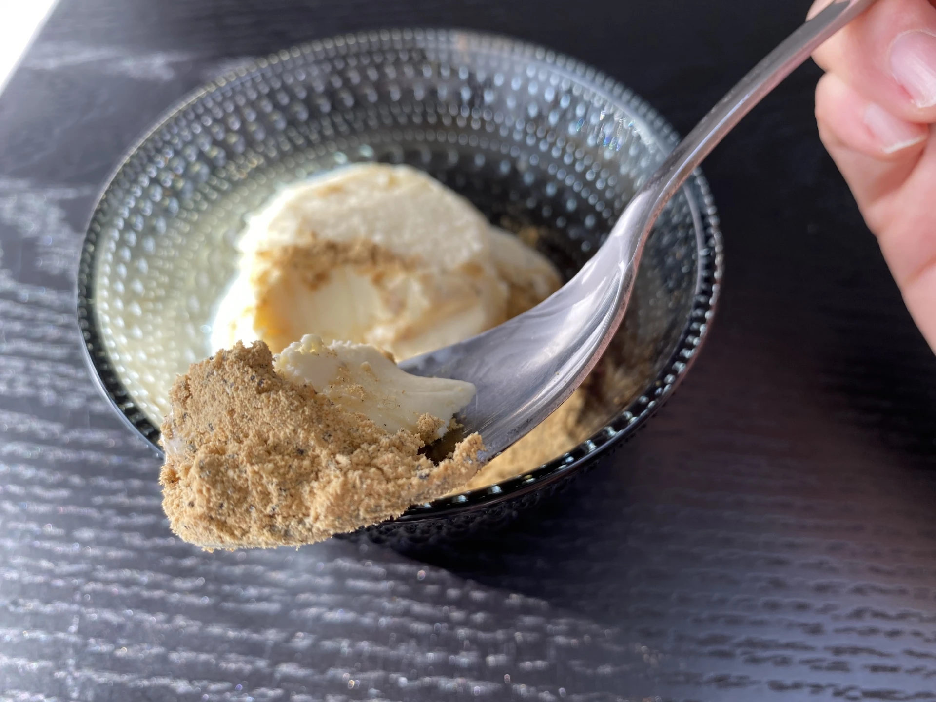 きなこをかけたアイスクリーム