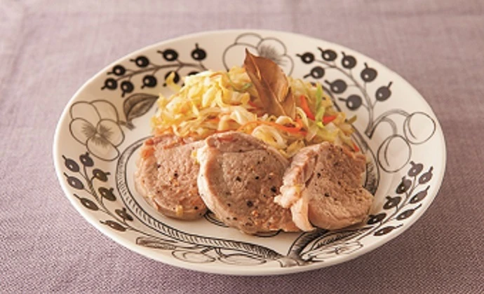 豚ヒレ肉とコールスローのワイン蒸し