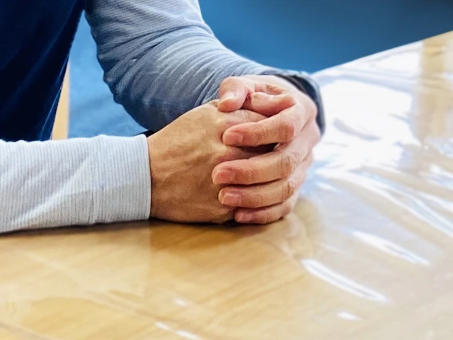 相談をする人の手元