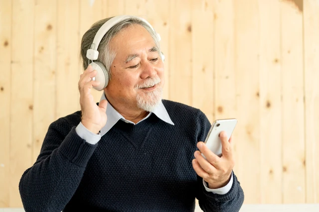 pixta_60429683_S.jpg 聞こえを確かめるシニア男性