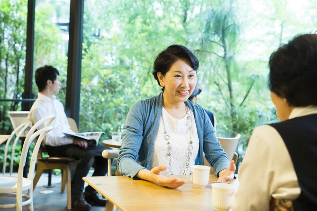 pixta_24033159_S.jpg 会話を楽しむ女性