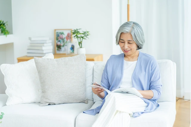 pixta_120209455_S.jpg リラックスしているシニア女性