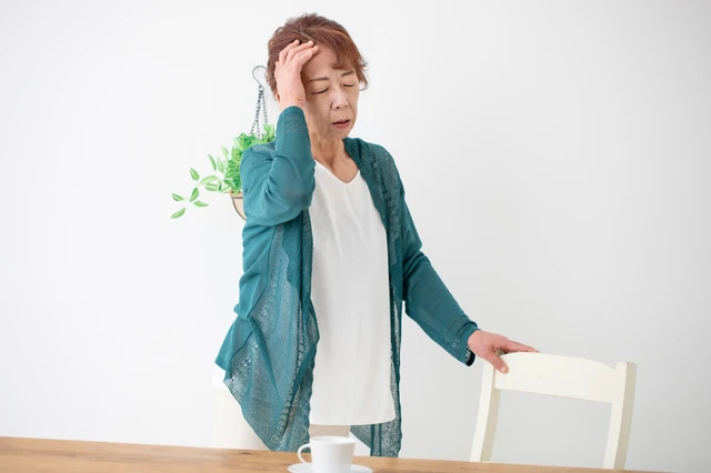 めまいを覚えるシニア女性