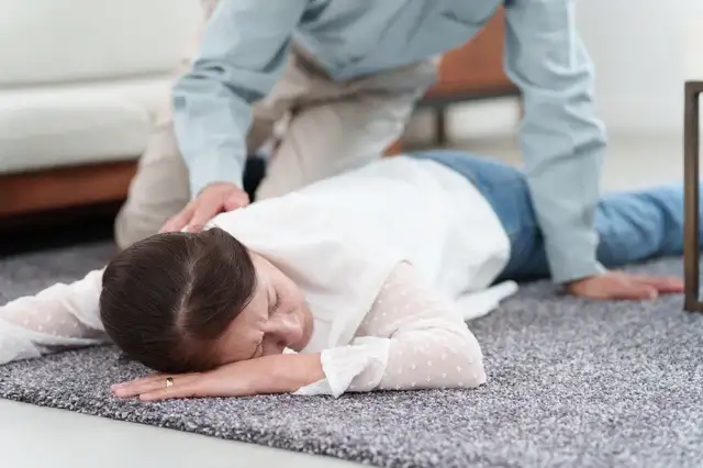 倒れてしまった女性