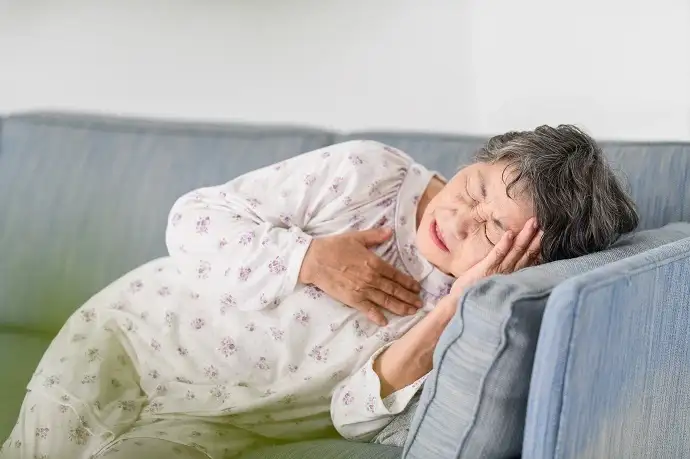 めまいで倒れそうになっている女性