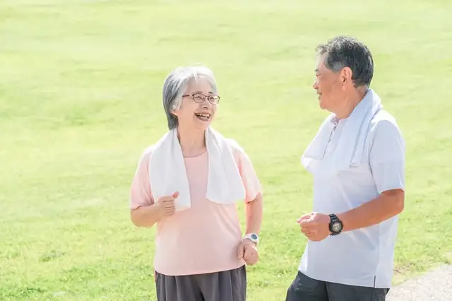 運動をするシニア夫婦