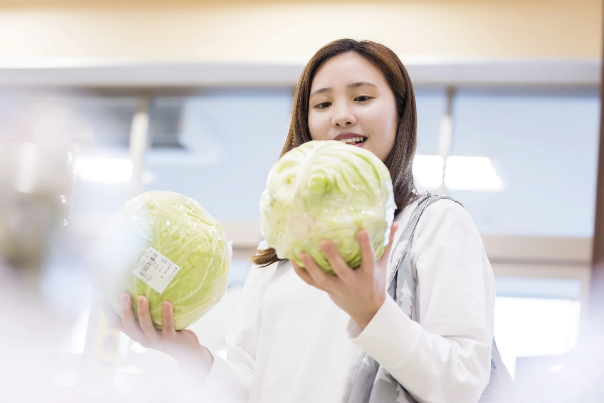 野菜を選ぶ女性