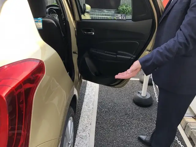 乗車をサポートするタクシー運転手