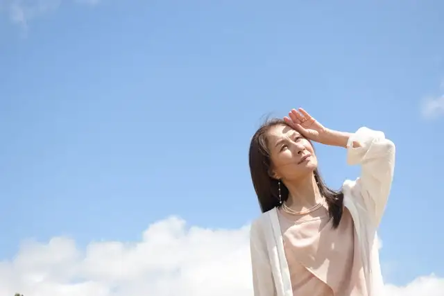 日差しを気にする女性