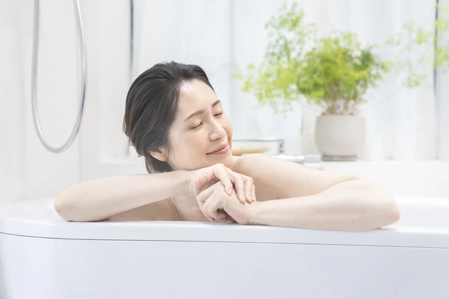 入浴を楽しむ女性