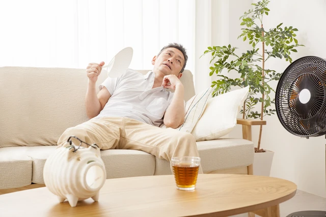 室内で汗をかいている男性