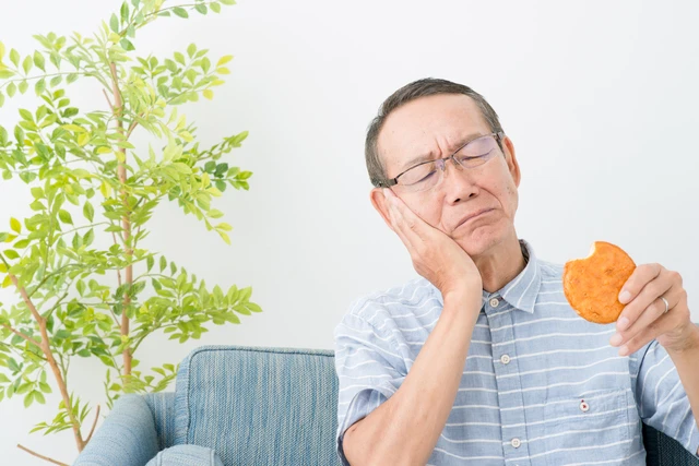 硬いものに違和感を覚えるシニア男性