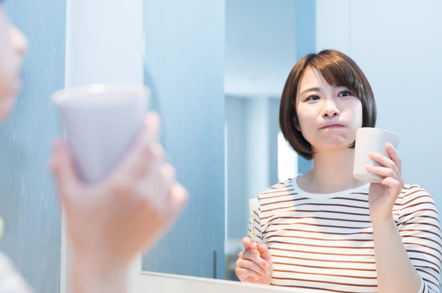 口もとが気になる女性