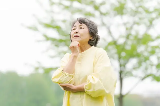 pixta_90231535_S.jpg 道に迷ったシニア女性