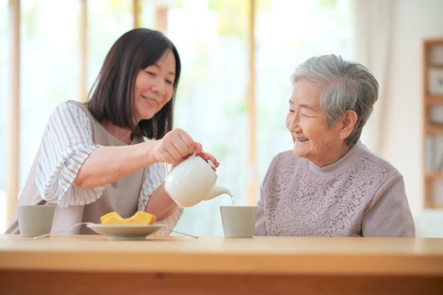 おやつを楽しむシニア女性と家族