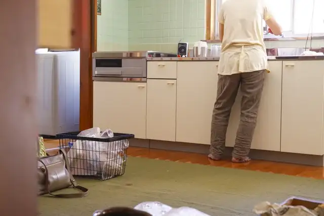 pixta_128497108_S.jpg 散らかされた部屋とその住人