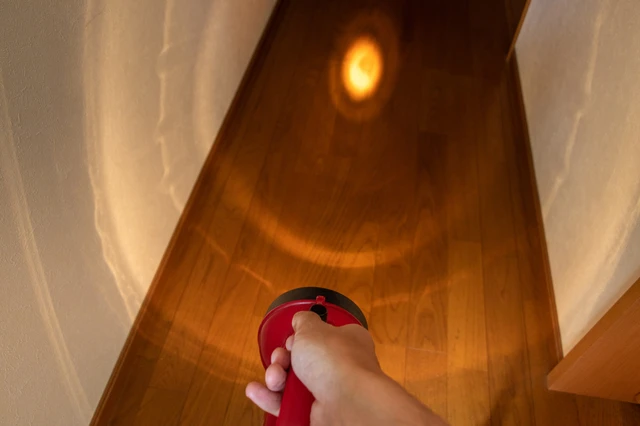 pixta_95580659_S.jpg 懐中電灯で照らされた部屋