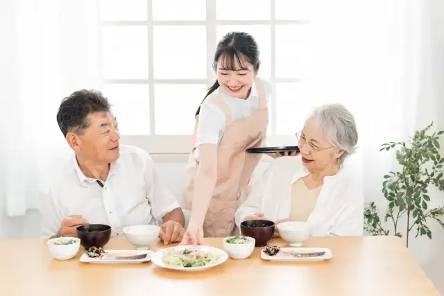 23260885_s.jpg 配膳のサポートを受けるシニア