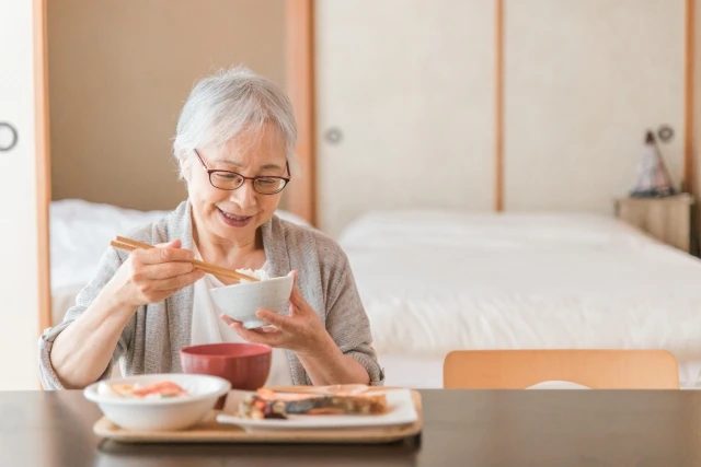 食事するシニア女性