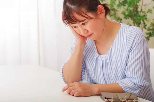 悩む女性