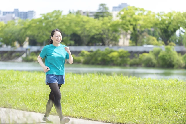 ウォーキングをする女性