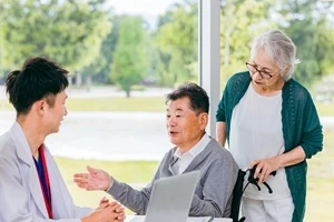 栄養士からアドバイスを受けるシニア