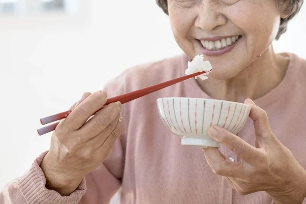 楽しい食事.jpg 食事をするシニア女性