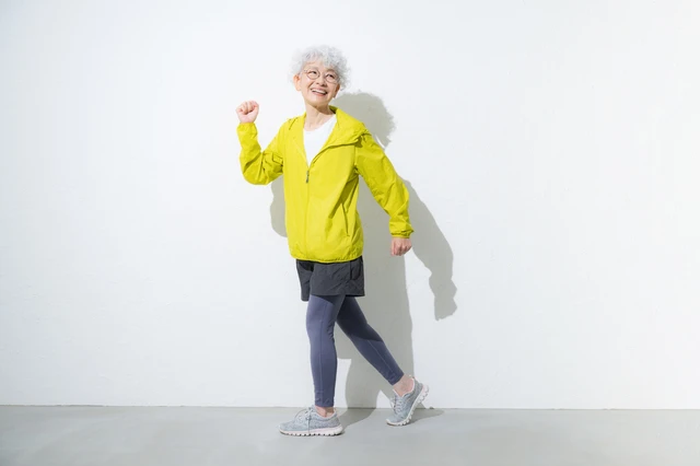 pixta_136661561_S.jpg ウォーキングするシニア女性