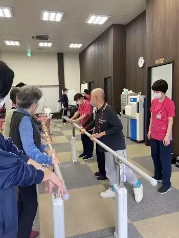 両足に重りを付けている