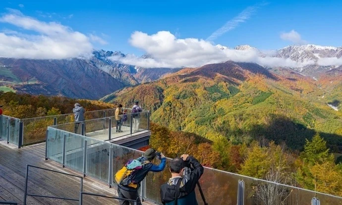 秋は紅葉で赤や黄色に輝く絶景に